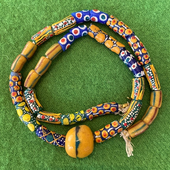 Ghana glass Krobo beaded necklace with two bracelets - Picture 5 of 9